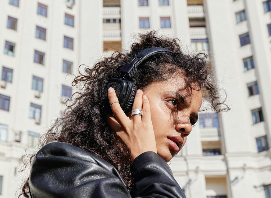 ragazza ascolta spotify con le cuffie